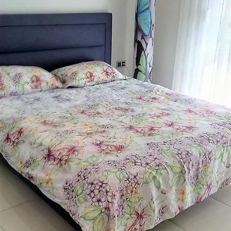 Tropical Gardens E 7 Spacious Duplex 4 Bed Сиде